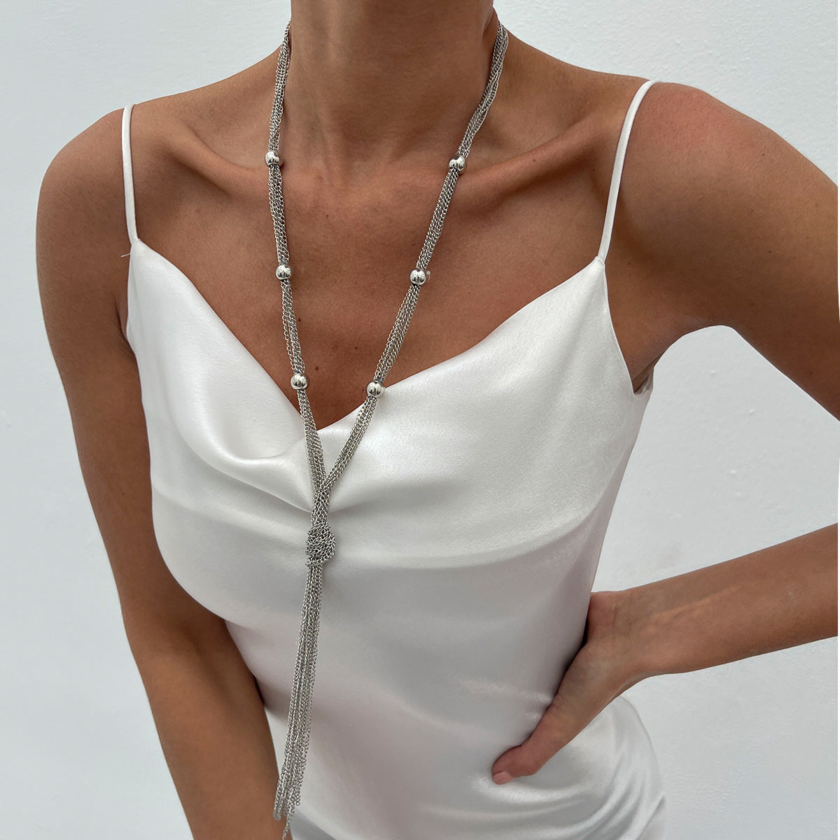 Collar de mujer minimalista y geométrico con diseño en Y, con capas de metal y colgante de borla