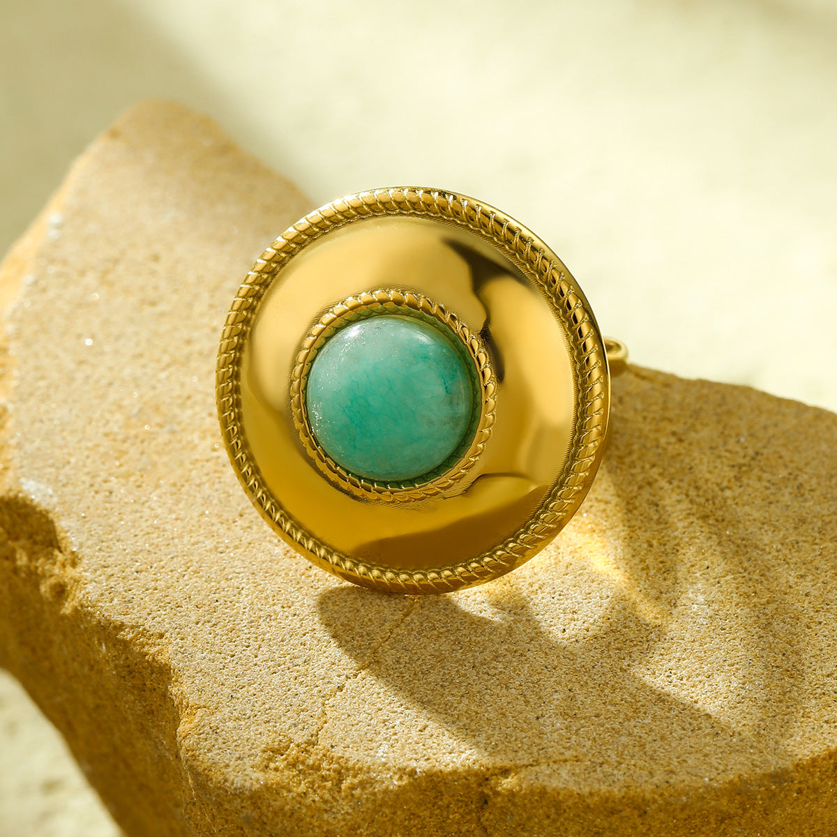 Anillo redondo de acero titanio estilo vintage francés minimalista para mujer con acabado chapado y detalle de piedra natural de agua dulce
