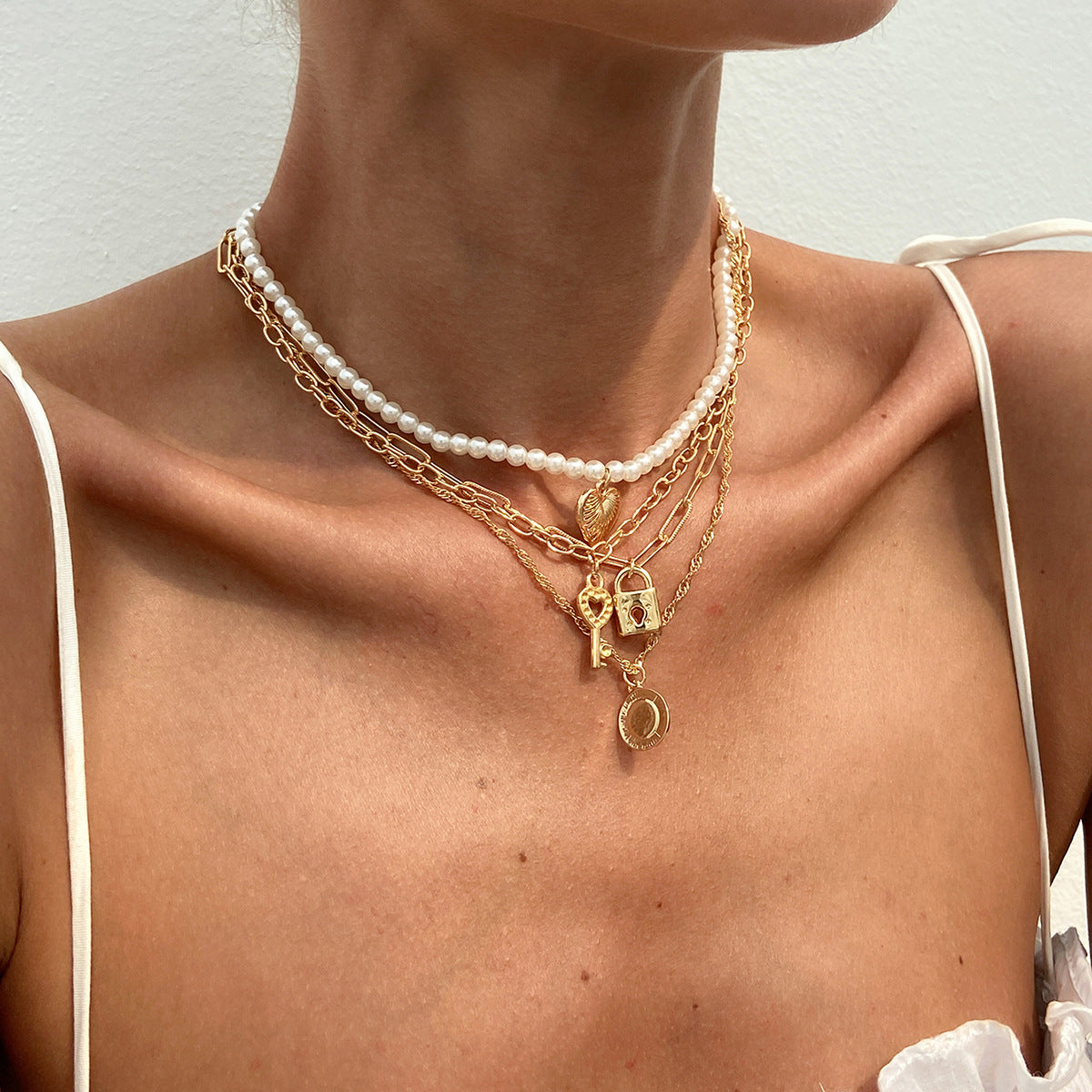Collar con colgante de corazón y lazo de estilo vintage francés con aleación chapada, detalles de perlas y diseño de cadena irregular para mujeres y hombres