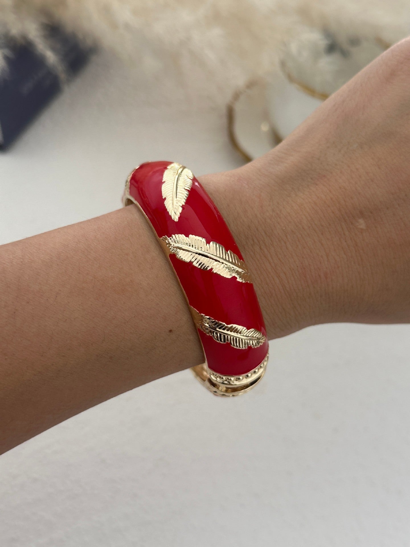 Bracciale in lega geometrico con smalto rosso lussuoso ed elegante