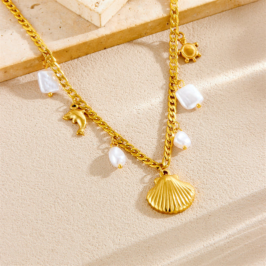 Collar con colgante moderno con diseño de océano, formas de delfín y tortuga en acero inoxidable con baño de oro en cadena de perfil lateral