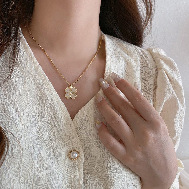 Collana da Donna a Forma di Trifoglio in Stile Naturale, in Acciaio al Titanio con Intarsio in Zirconi su Catena a Scatola