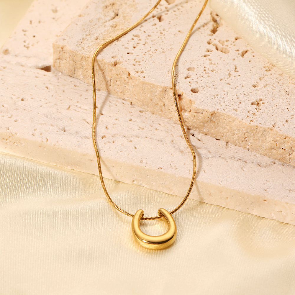 Collana con ciondolo geometrico a forma di U stile INS da donna in acciaio inossidabile placcato oro 18 carati