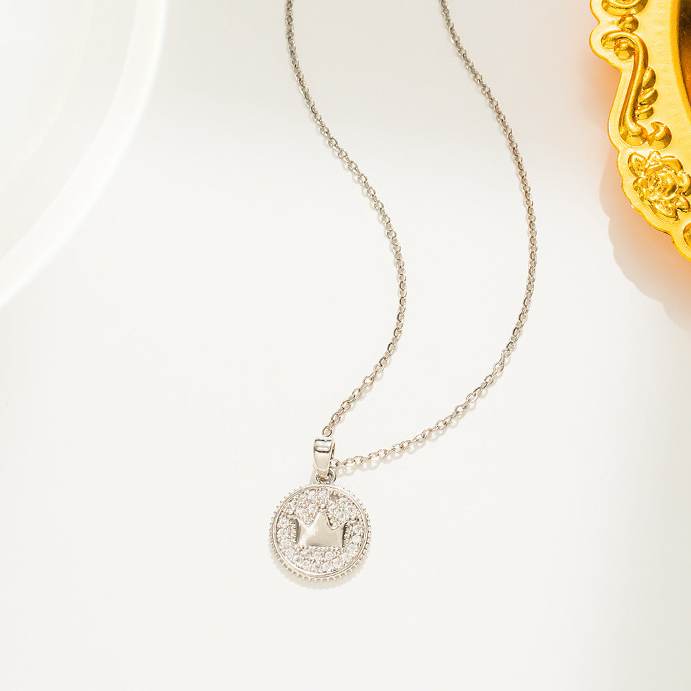 Collana con pendente a corona geometrica in acciaio al titanio placcato oro 18 carati di lusso leggero con catena a O da donna