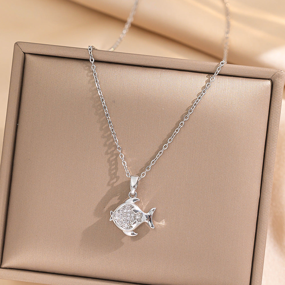 Collana Pendente a Forma di Piccolo Pesce Geometrico Minimalista da Donna in Acciaio al Titanio con Finitura Oro Fluorescente Galvanizzato e Catena Snake