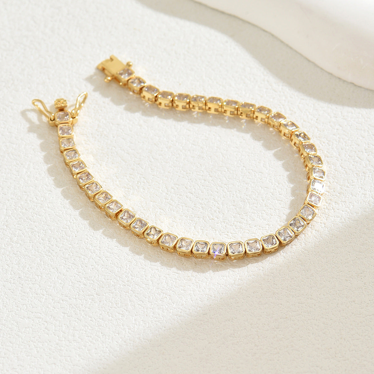 Pulsera Minimalista Dulce Geométrica de Cobre con Incrustaciones de Zirconia para Mujer