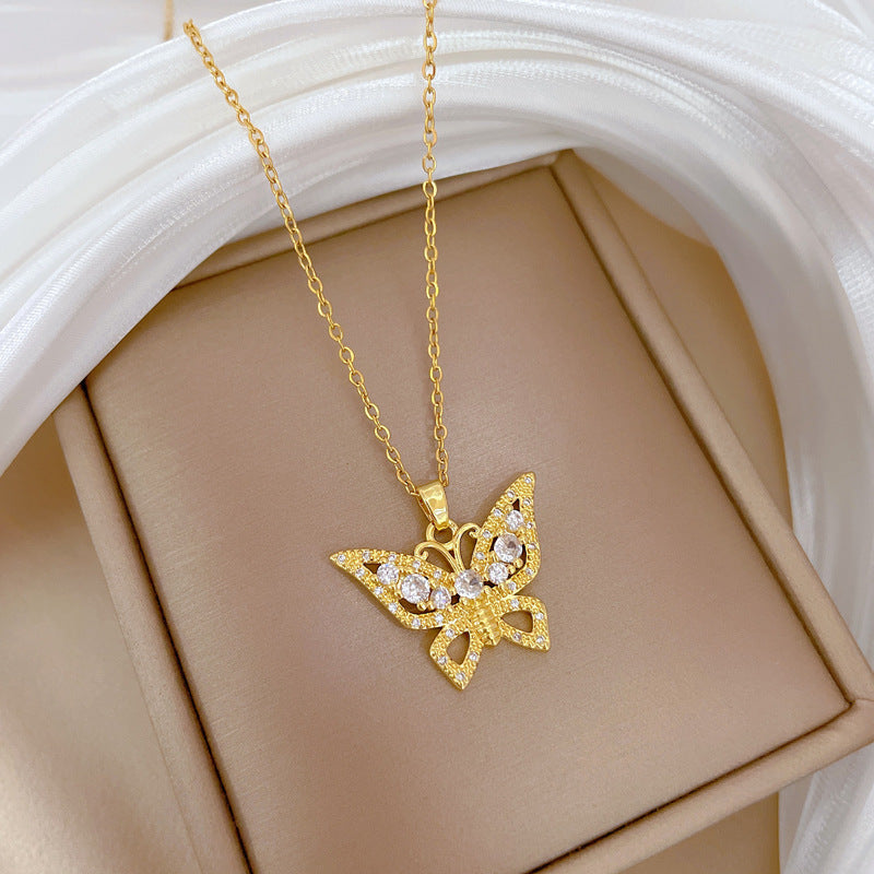 Collana con ciondolo a farfalla minimalista per donna e uomo con design traforato, catena in acciaio al titanio, intarsio di strass, elegante collana clavicola
