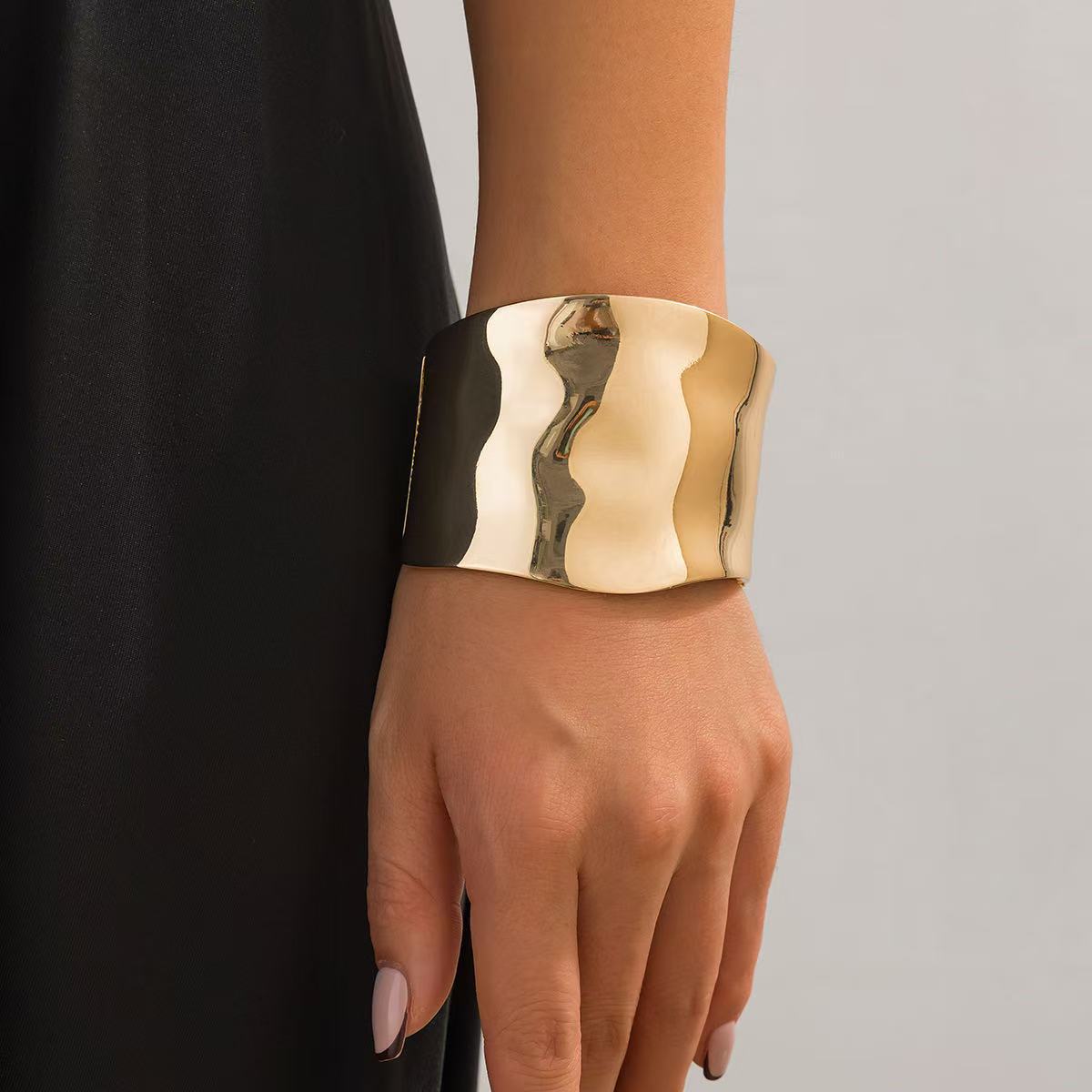 Pulsera de Aleación con Textura Geométrica de Onda Dulce-Atrevida, Acabado Pulido y Diseño de Apertura con Resorte para Mujer