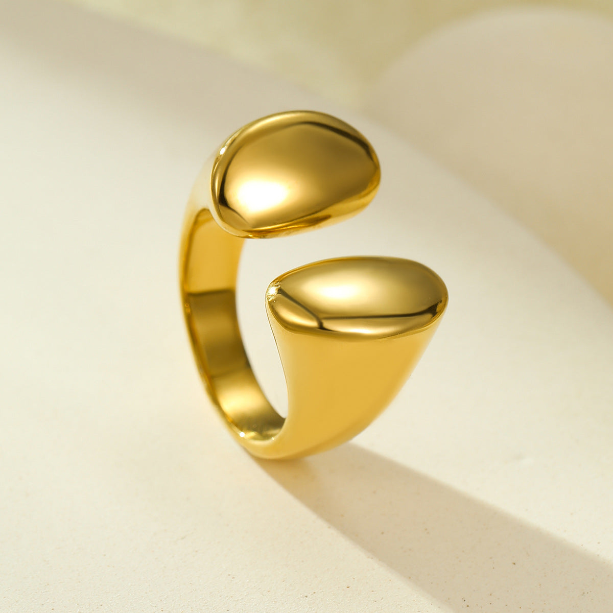 Anello alla moda geometrico in acciaio inossidabile e titanio con finitura lucida galvanizzata per donna