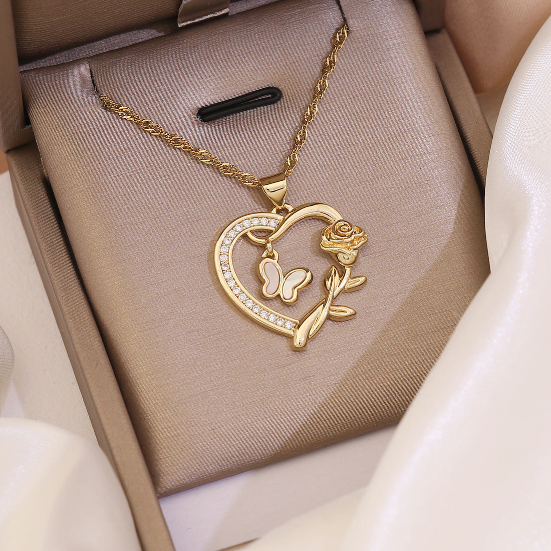 Fashionable Heart-Shaped Copper Pendant Necklace with 18K Gold Plating for Women