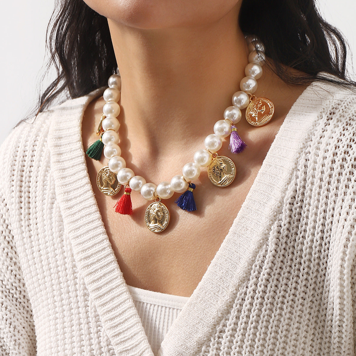 Collana Pendente Geometrica Minimalista da Donna con Rilievo Cammeo in Lega, Perle Sintetiche, Nappe Decorative e Catena a Serpente Placcata Oro