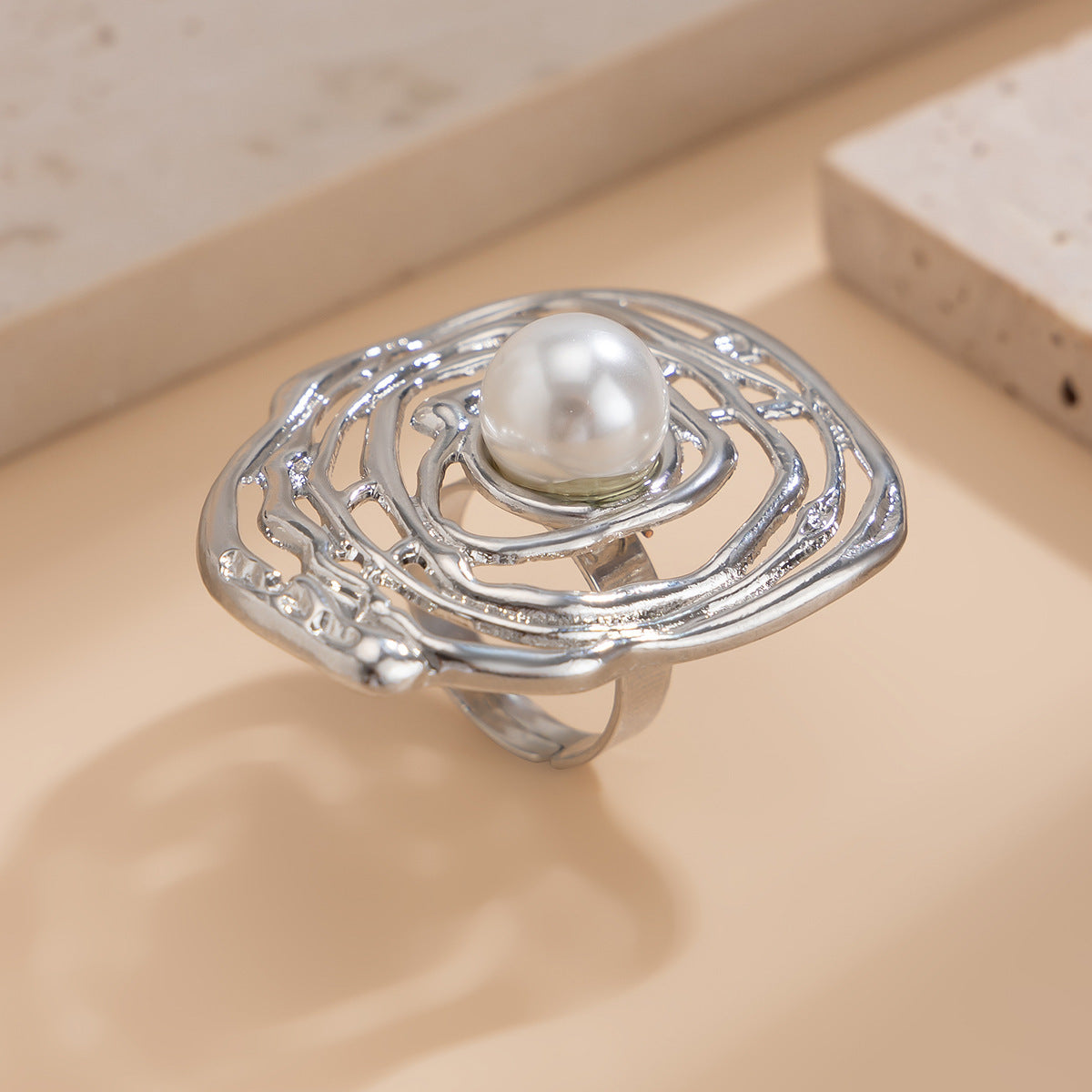 Elegant Geometric Oval Alloy Ring with Wavy Acrylic Pearl Design