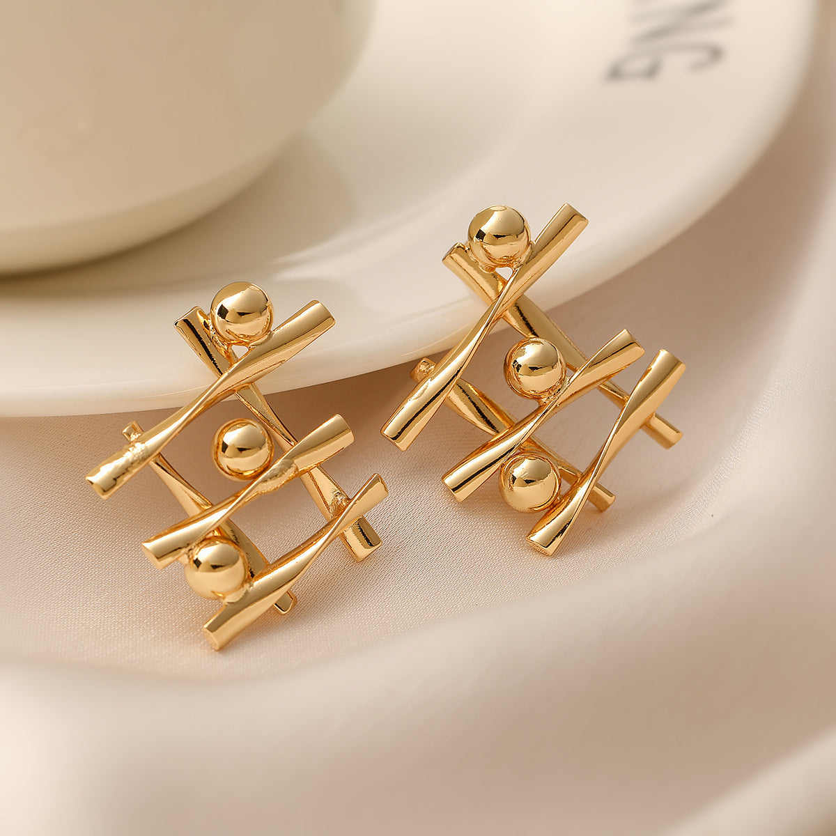 Orecchini a perno geometrici irregolari alla moda per donna in rame con placcatura in oro vero, design di lusso minimalista