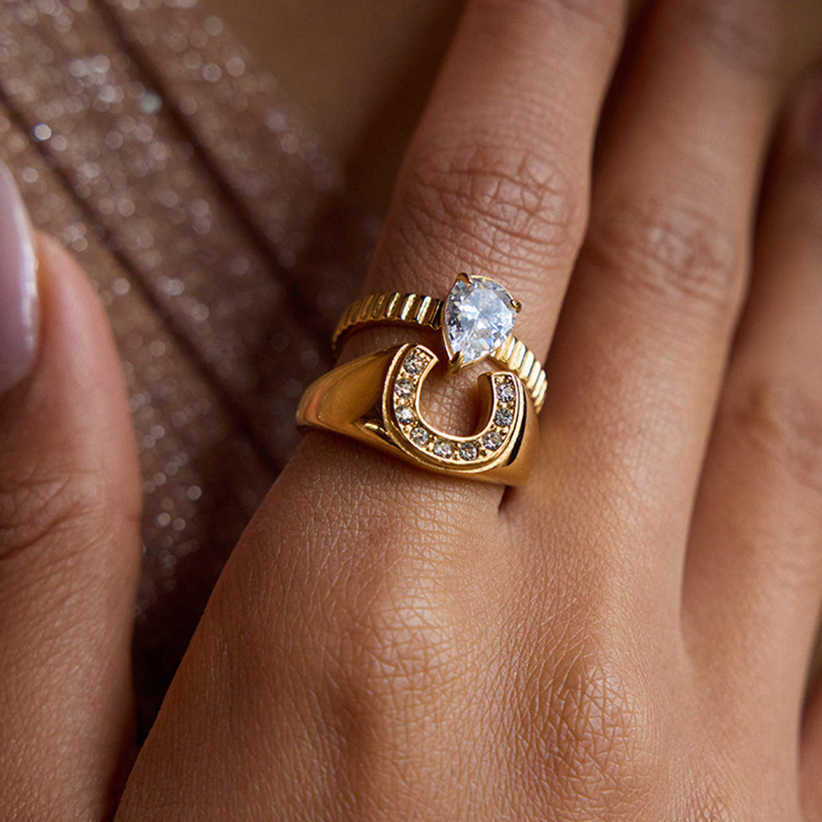 Anillo chapado en acero titanio y acero inoxidable geométrico con circonita para mujer, joyería minimalista elegante y de moda