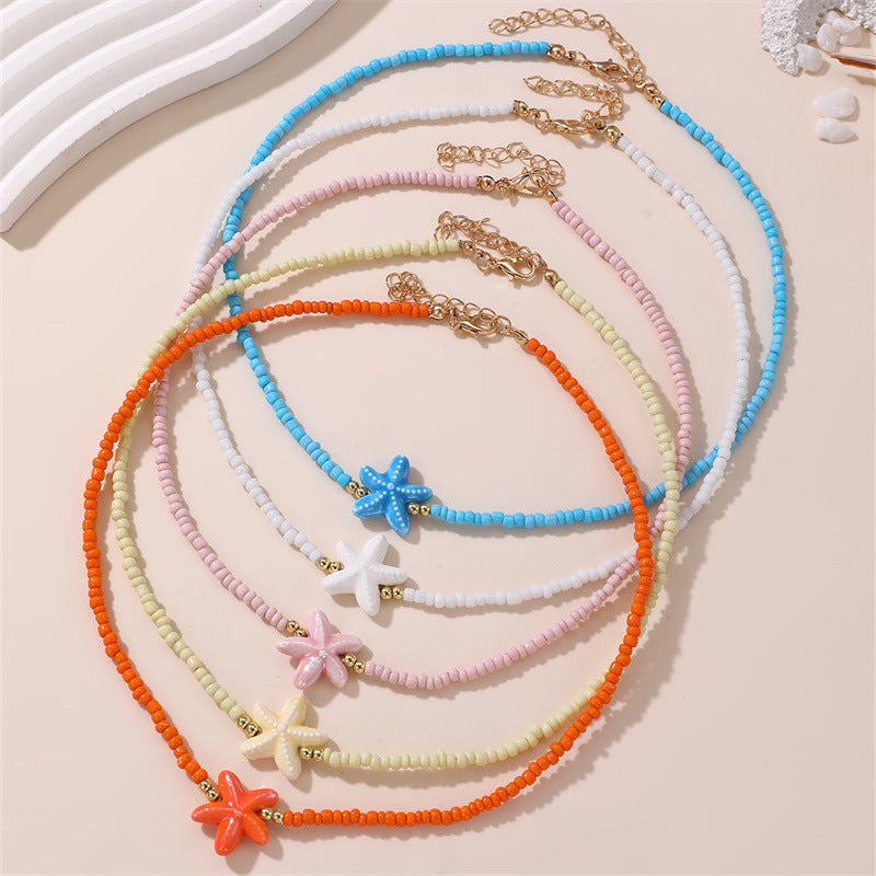 Collana Minimalista con Ciondolo a Fiocco a Farfalla per Bambini con Perline Rosa in Vetro su Catena di Perline Rotonde