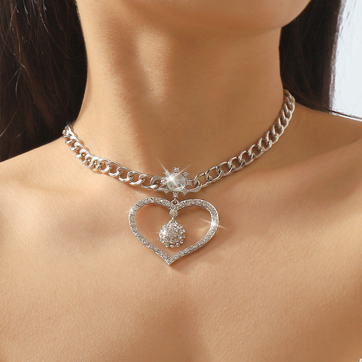 Collar con colgante de corazón hueco geométrico dulce y atrevido para mujer con incrustaciones de diamantes de imitación y cadena de hierro chapado