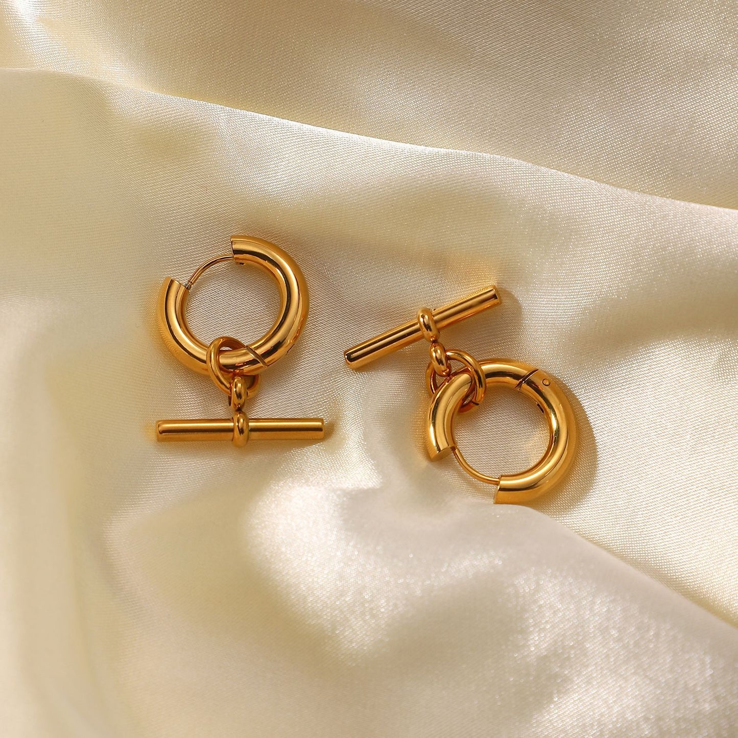 Pendientes de aro con colgante de círculo geométrico minimalista para mujer en acero de titanio con chapado en oro