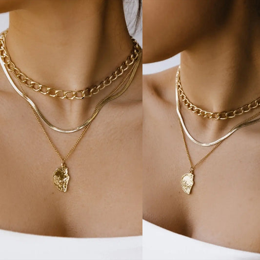Collana minimalista con ciondolo a mezzo cuore da donna con catena a serpente in lega e finitura galvanizzata