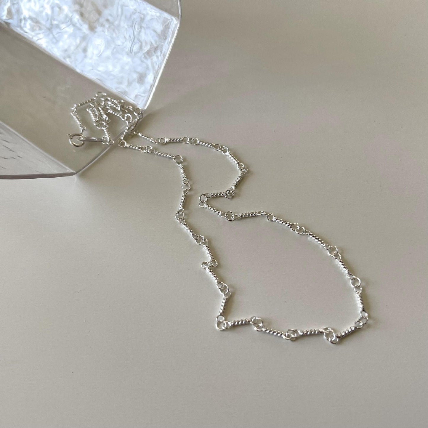 Collana da donna in argento sterling 925 minimalista con linea geometrica attorcigliata