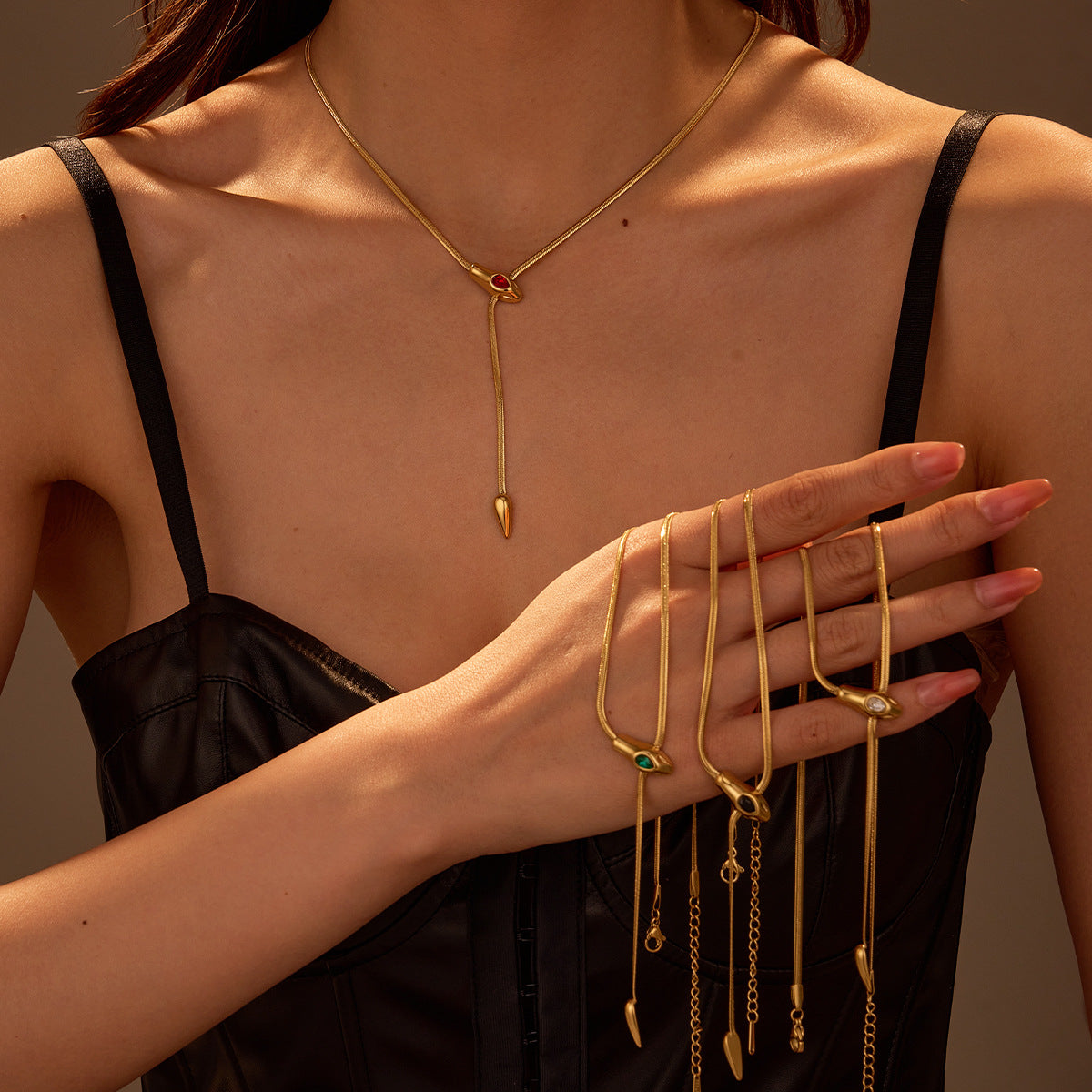 Collana da donna alla moda in acciaio inossidabile a forma di serpente con intarsio in zircone, catena clavicola retrò minimalista