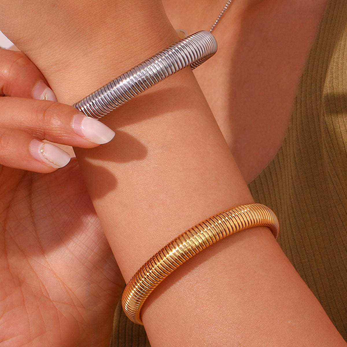 Bracciale a catena elastica a serpente in acciaio inossidabile placcato oro 18 carati con design geometrico minimalista da donna