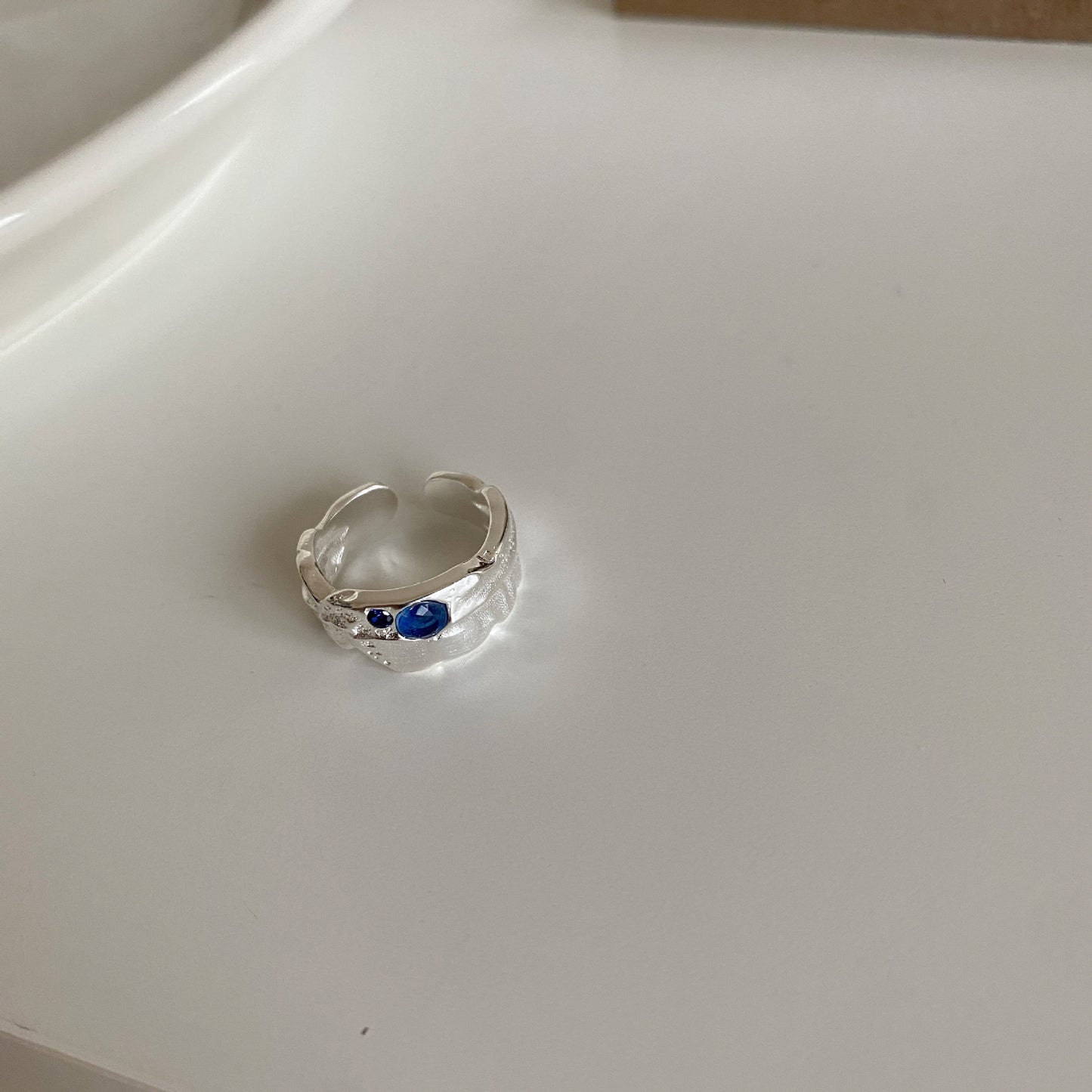 Anello in Argento Sterling S925 Geometrico Minimalista con Superficie Texturizzata e Contorno Irregolare