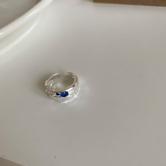Anillo de plata esterlina 925 geométrico minimalista con superficie texturizada y contorno irregular