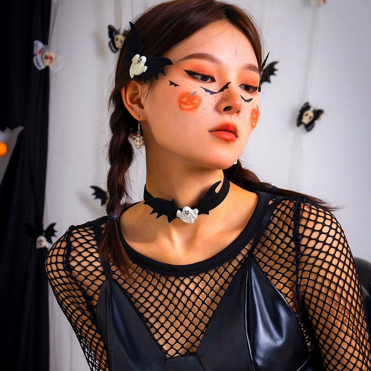 Collana girocollo a mezzaluna in stile gotico con motivi di zucca e fantasmi per donna, ciondolo in resina fatto a mano su catena di velluto