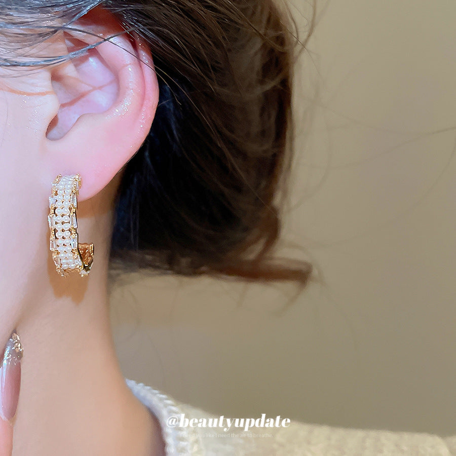 Pendientes Minimalistas Geométricos en Forma de C con Perlas, Incrustaciones de Zirconia y Postes de Plata Bañados en Oro para Mujer