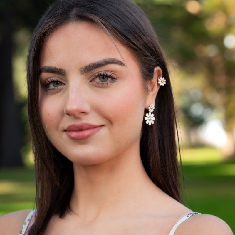 Orecchini a polsino in acciaio inossidabile a forma di margherita minimalista da donna con finitura smaltata