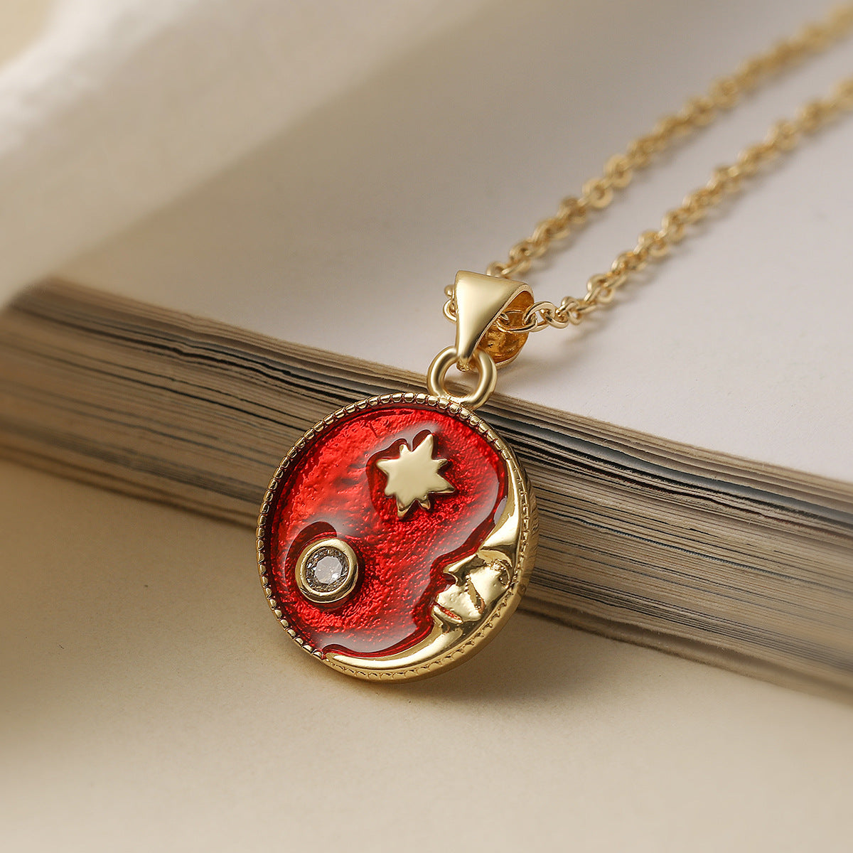 Collar con colgante minimalista geométrico de sol, luna y estrella para mujer con acabado de esmalte y base de cobre