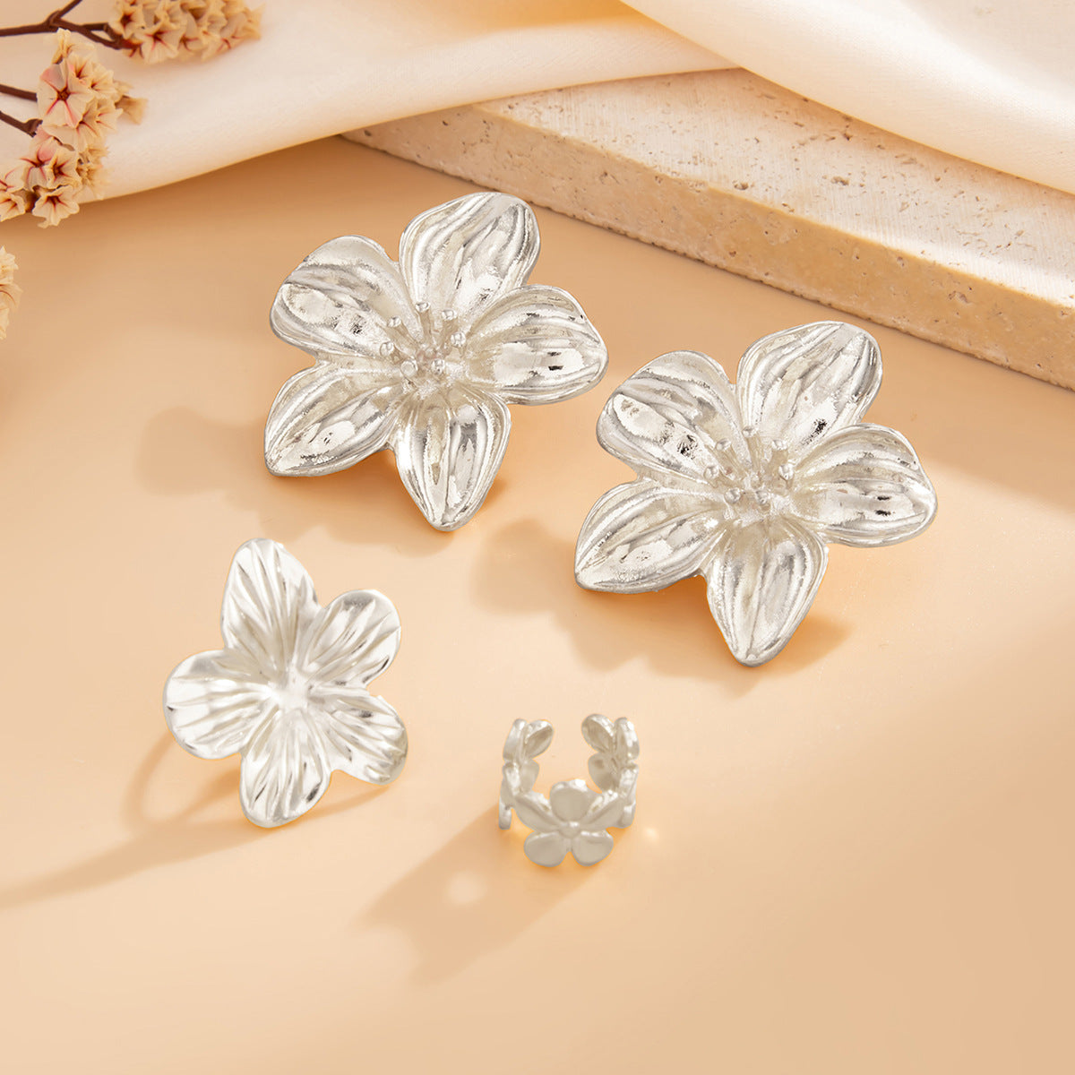 Exaggerated Star and Floral Plated Alloy Ear Cuff for Women