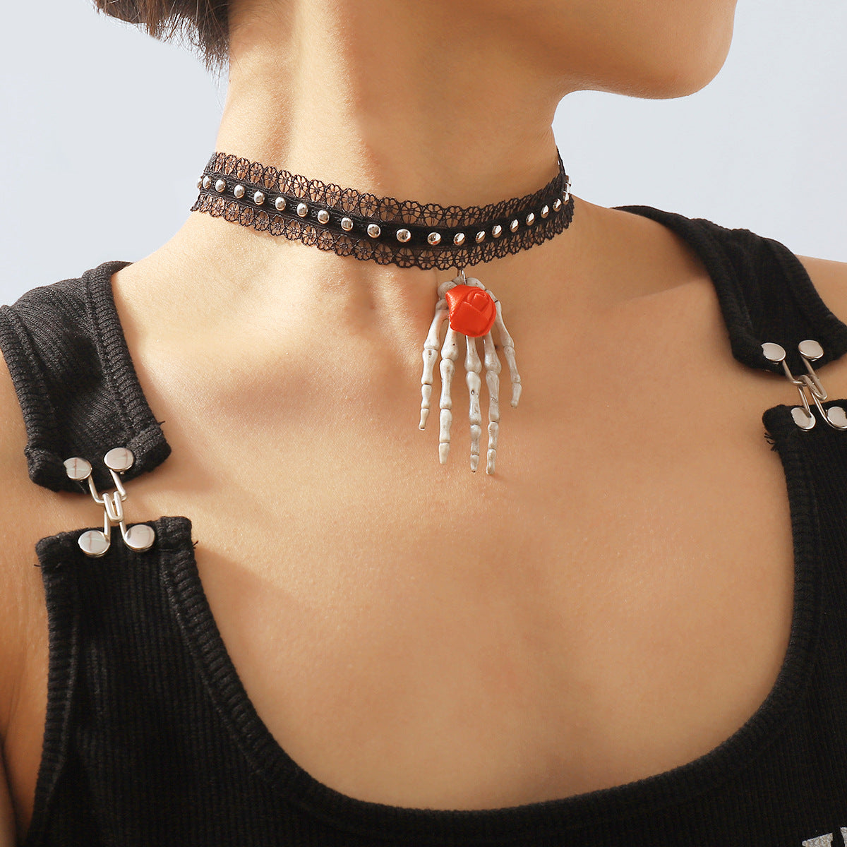 Collar gótico de araña de Halloween con colgante de mano de calavera en tela y hierro, cadena de medallón geométrico de estilo dulce y atrevido para mujer