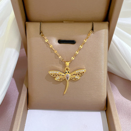 Collar con colgante de mariposa calada de acero de titanio de lujo para mujer con acentos de oro microengastados, delicada cadena de clavícula