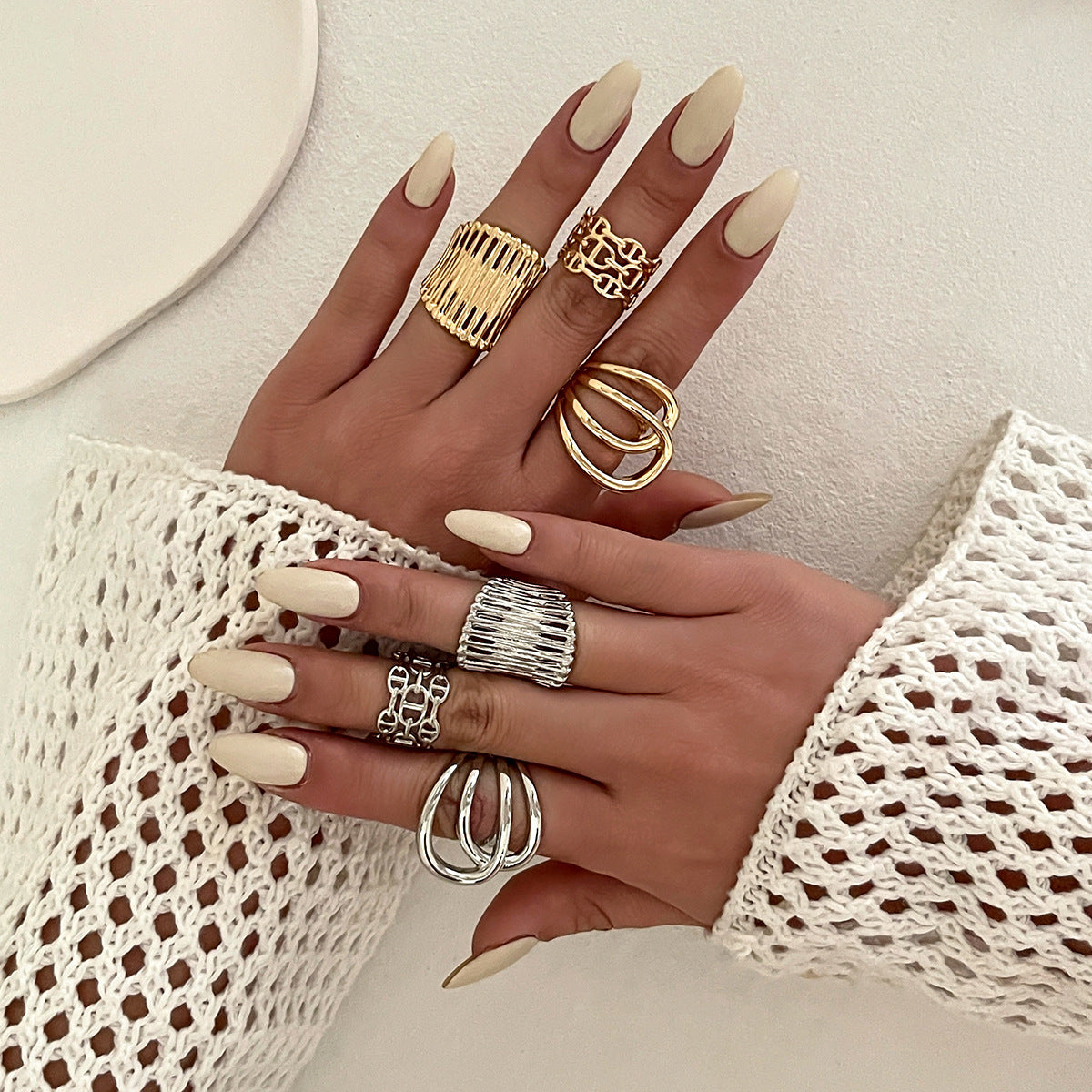 Anello a Fascia Larga Geometrico Minimalista in Lega con Finitura Perlata e Design Asimmetrico da Donna