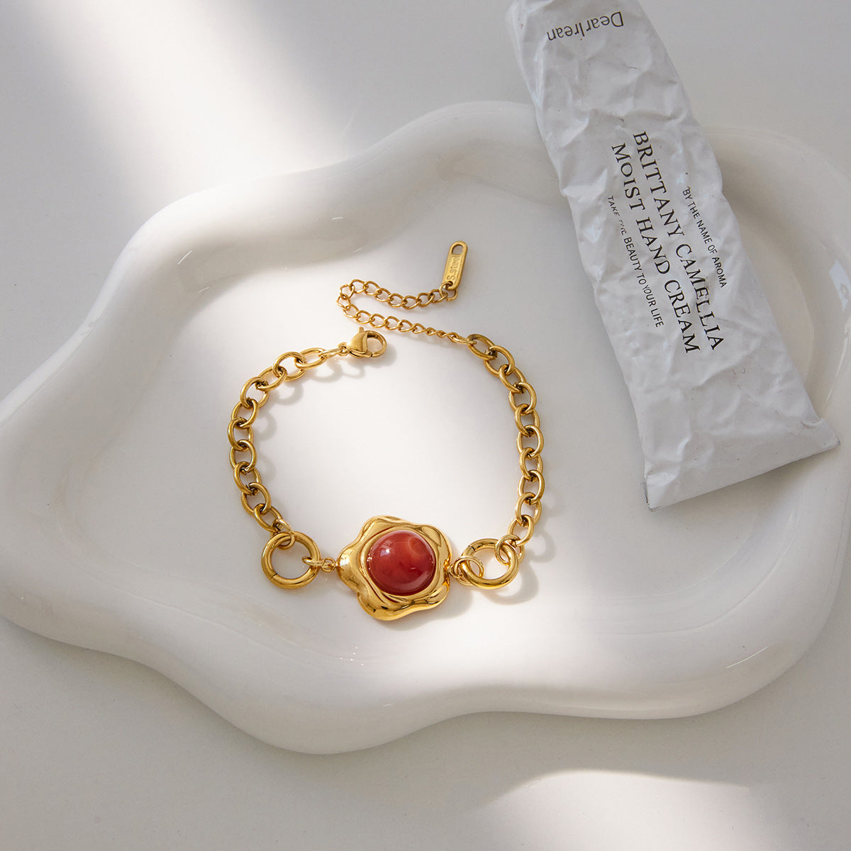 Vintage Floral and Geometric Red Agate Bracelet for Women with Electroplated Stainless Steel Luxury Design