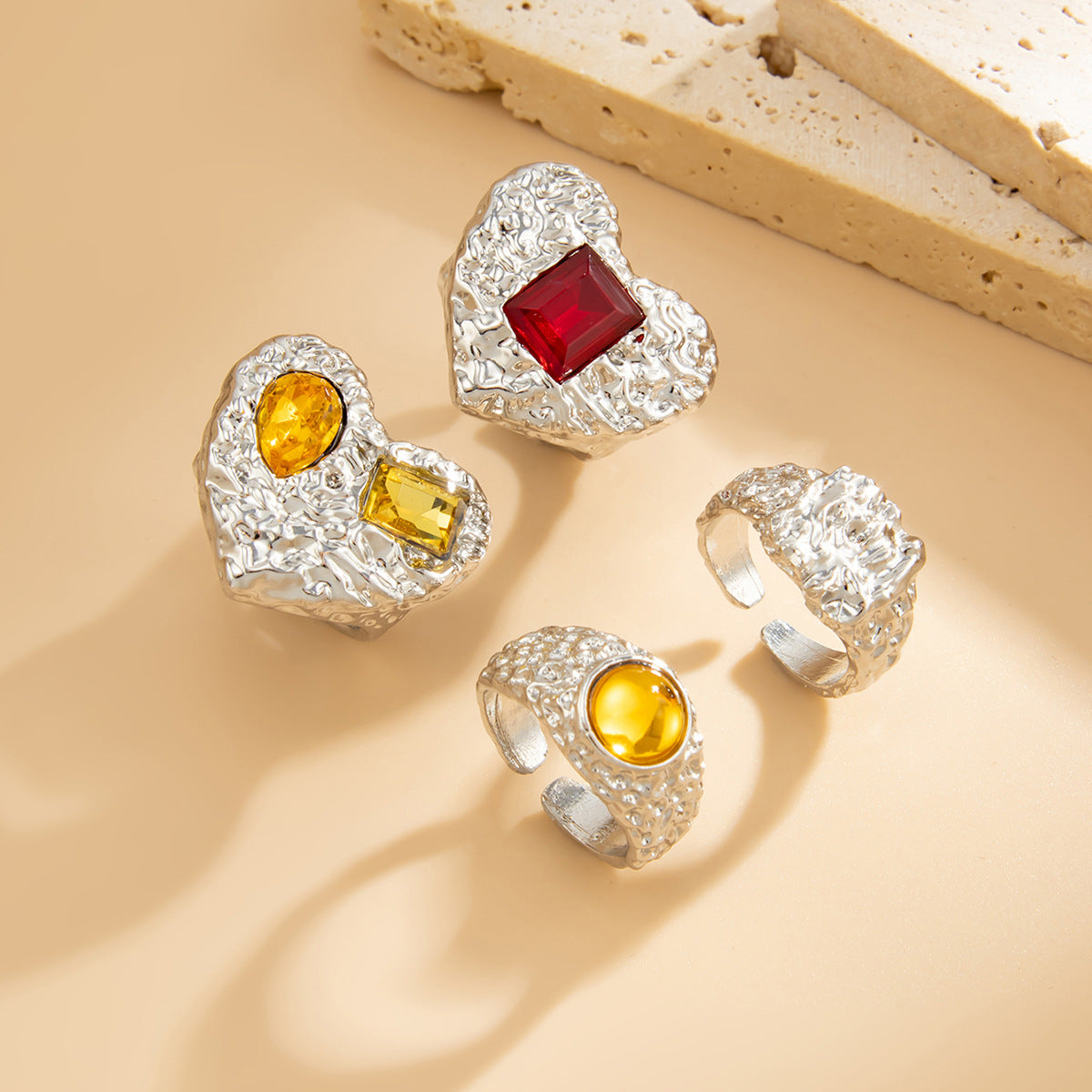 Anello Minimalista a Cuore in Lega con Strass Micro-Pavé da Donna, Design dalla Texture Irregolare