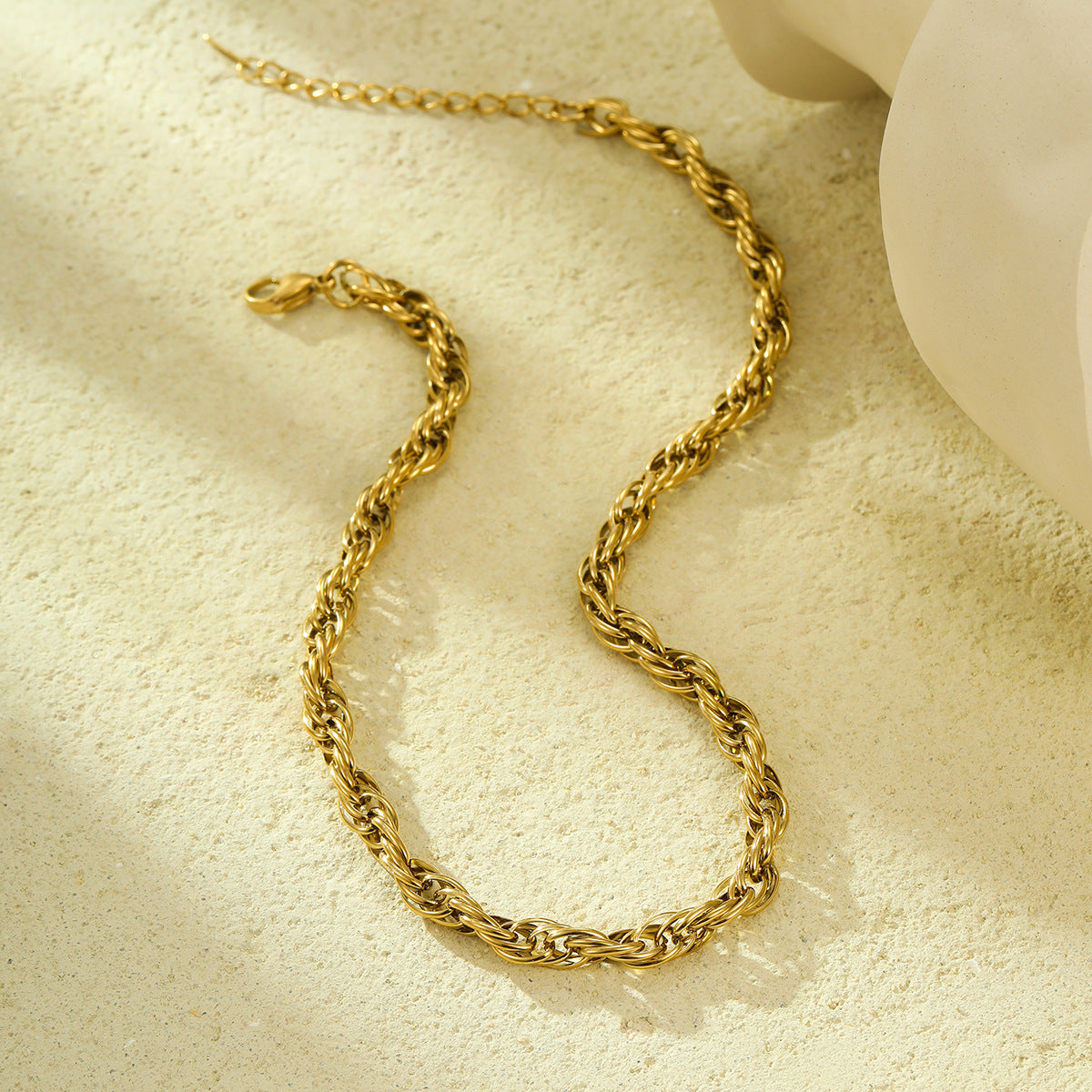 Collar de clavícula de acero inoxidable con diseño de torsión de moda para mujer con acabado chapado