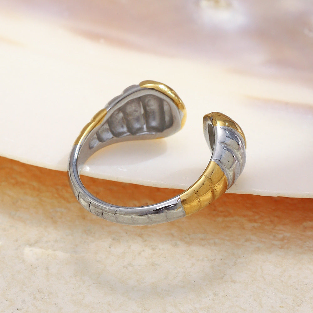 Anello da donna minimalista geometrico in acciaio inossidabile con placcatura in oro 18 carati e design a testa di serpente