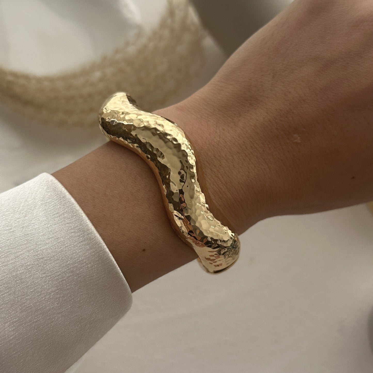 Bracciale rigido dorato in lega geometrico largo con design a molla a onda irregolare