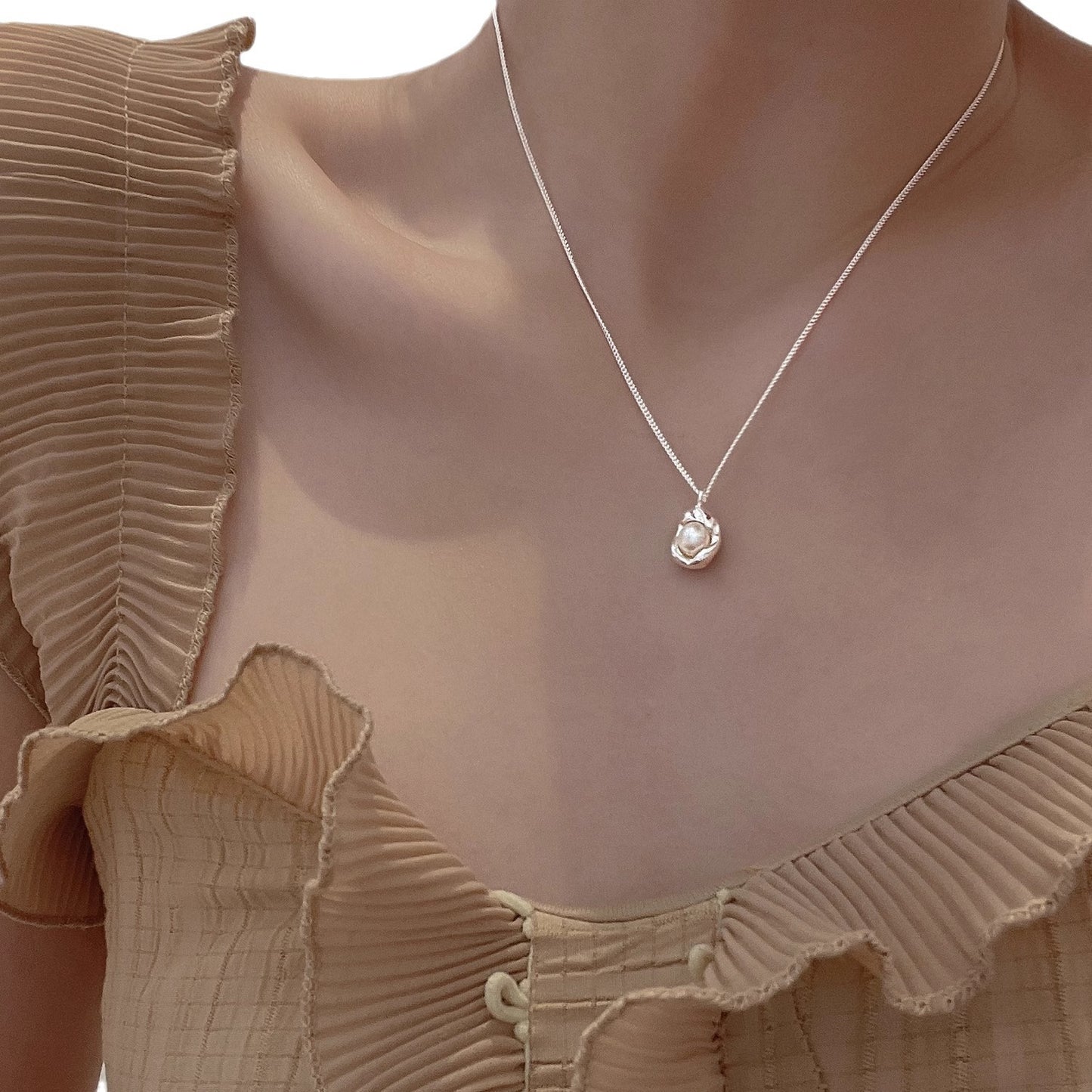 Collana pendente a pisello con perla in acciaio titanio minimalista da donna con forma irregolare e finitura placcata