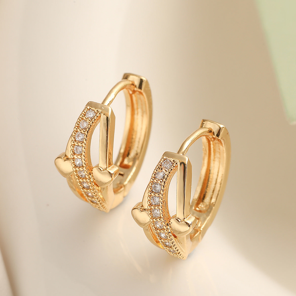 Orecchini a cerchio geometrici in rame con placcatura in oro 18 carati e intarsio in zirconi per donna, accessorio di moda di ispirazione vintage
