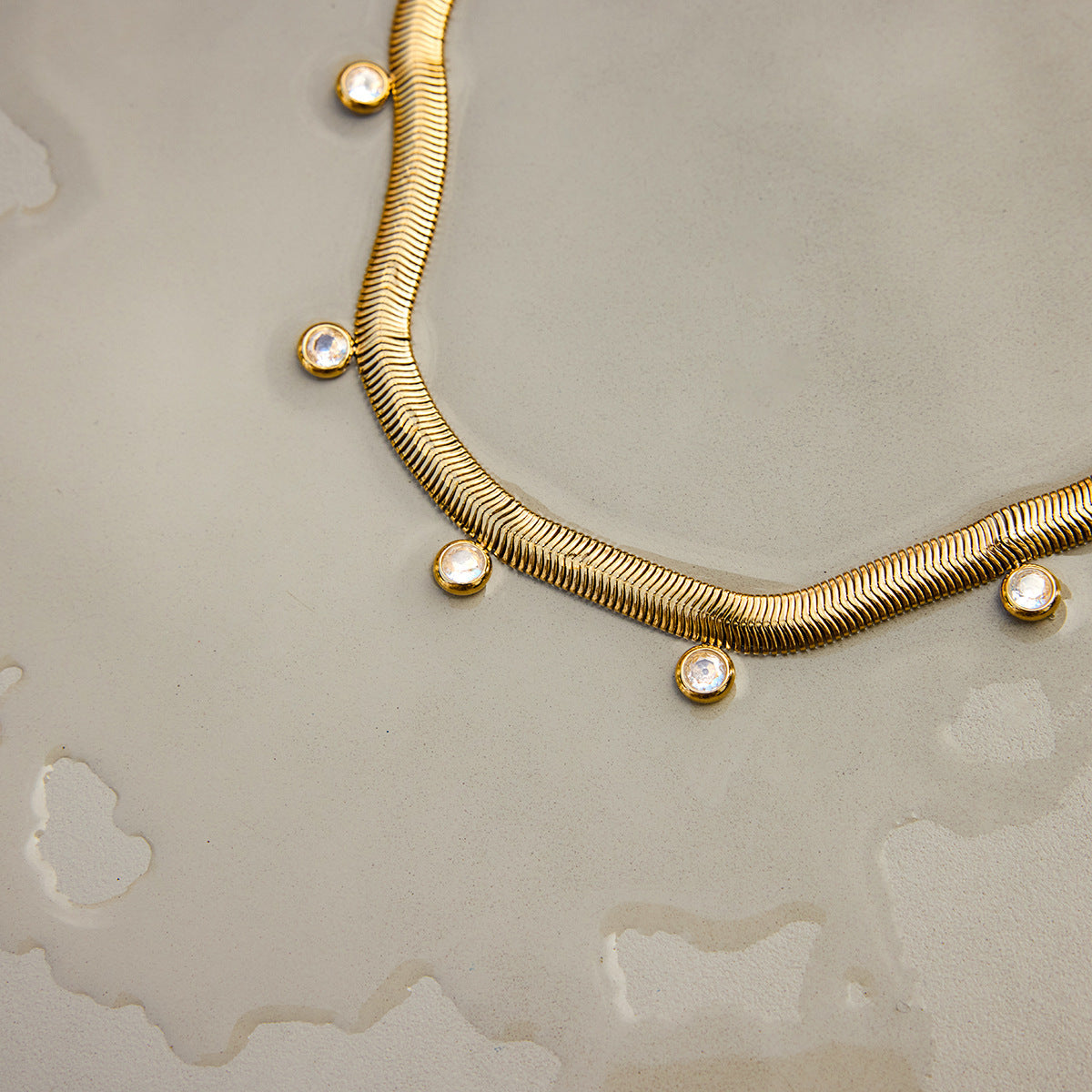 Collana da donna in acciaio inossidabile placcato oro 18 carati con zirconi, dal design geometrico di lusso