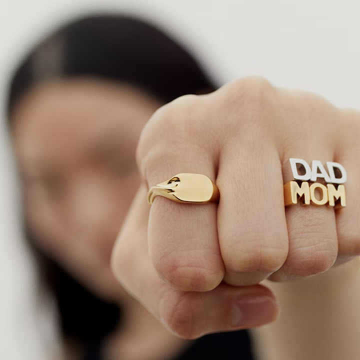 Anello da donna minimalista a forma di lettera geometrica in acciaio al titanio con finitura placcata