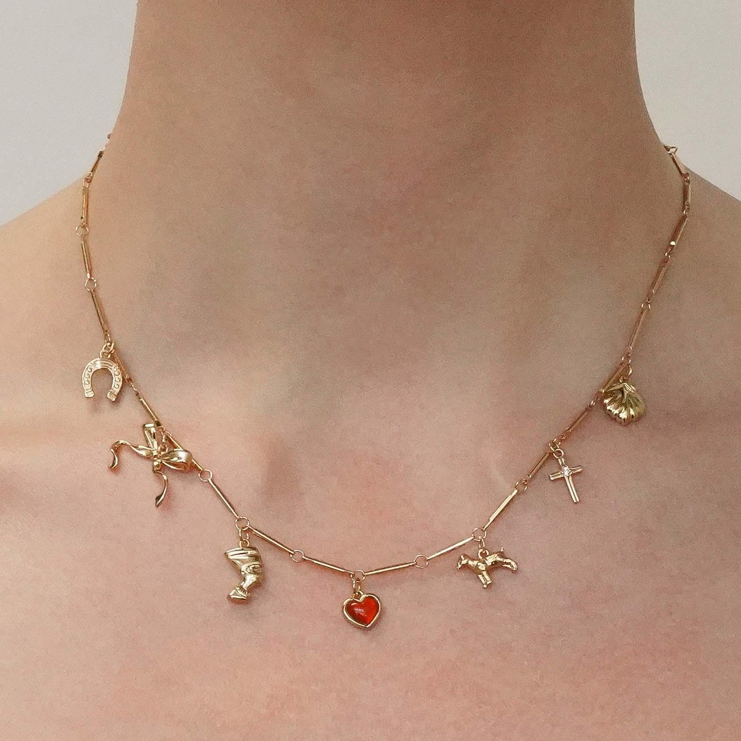 Collar de barra con dije de mariposa, cruz y circonita cúbica en acero de titanio vintage para mujer