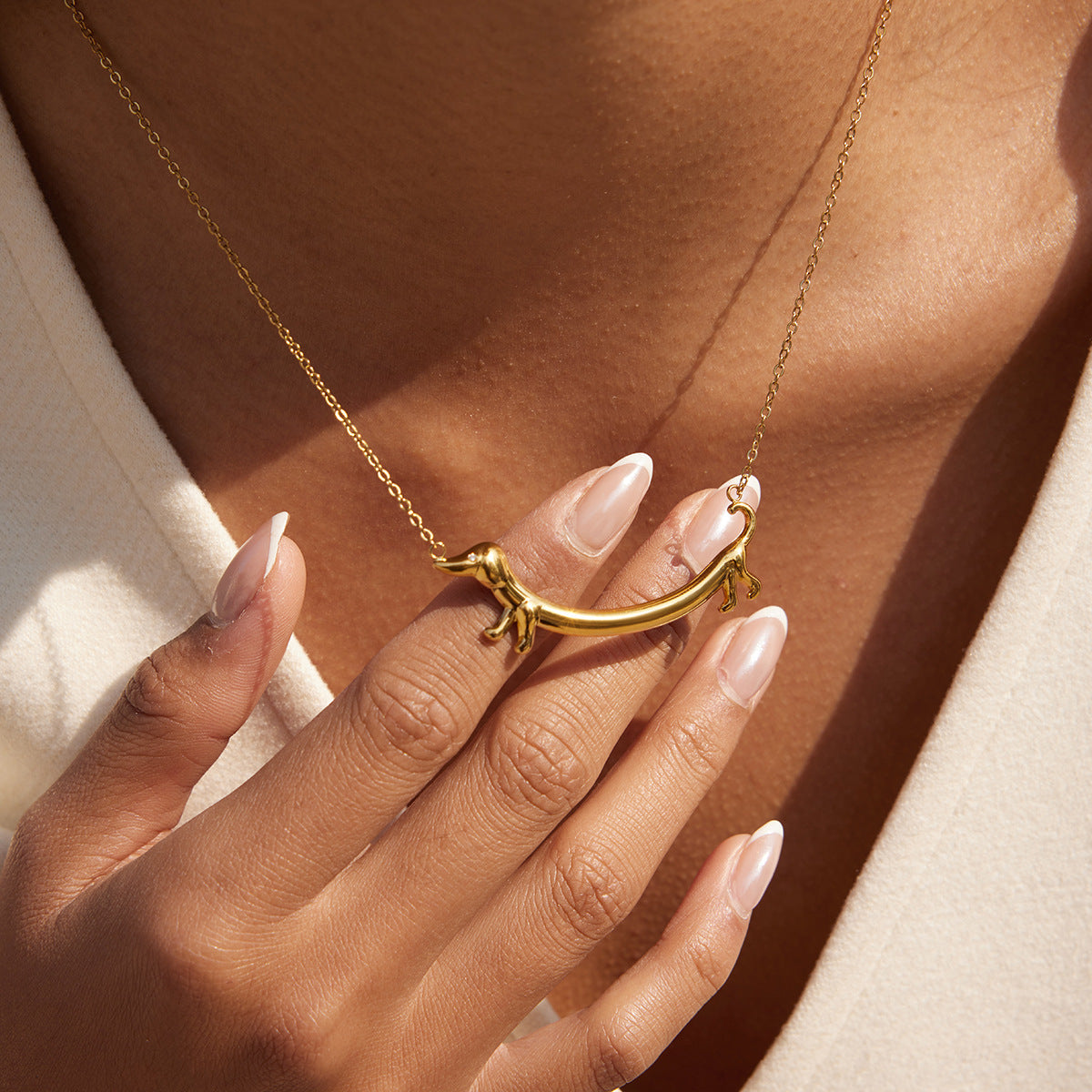 Collar con colgante de perro salchicha minimalista de acero de titanio con chapado en oro al vacío PVD para mujer