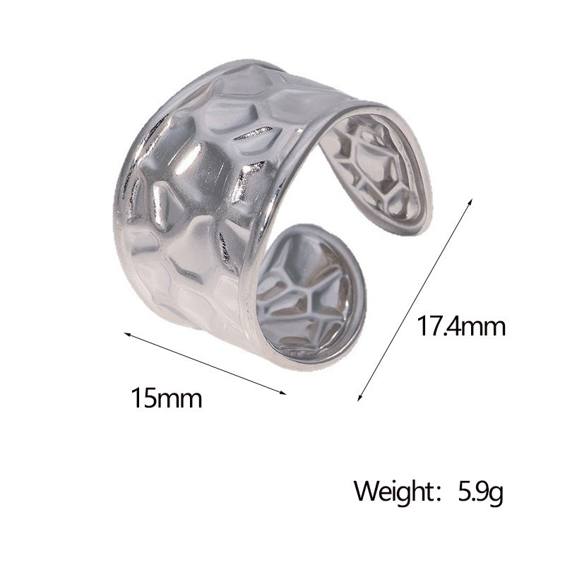 Anello Aperto da Donna Minimalista in Acciaio al Titanio a Fascia Larga con Finitura Placcata e Texture Ondulata