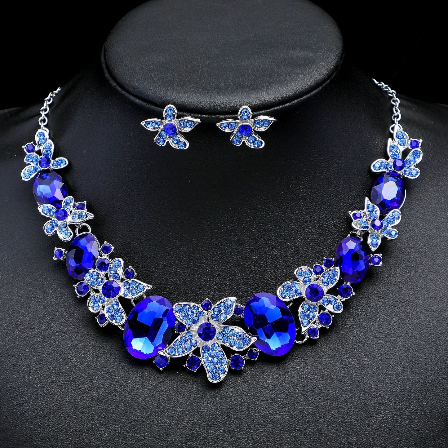 Exaggerated Vintage Floral and Leaf Pendant Necklace Set with Rhinestone Inlay on O-Chain Alloy Jewelry for Women
