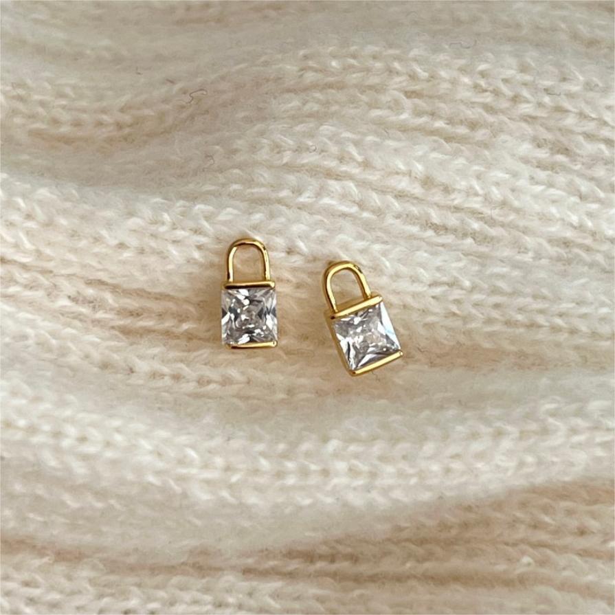 Orecchini a perno quadrati minimalisti con zirconi in argento sterling 925, finitura lucida e bordi smussati