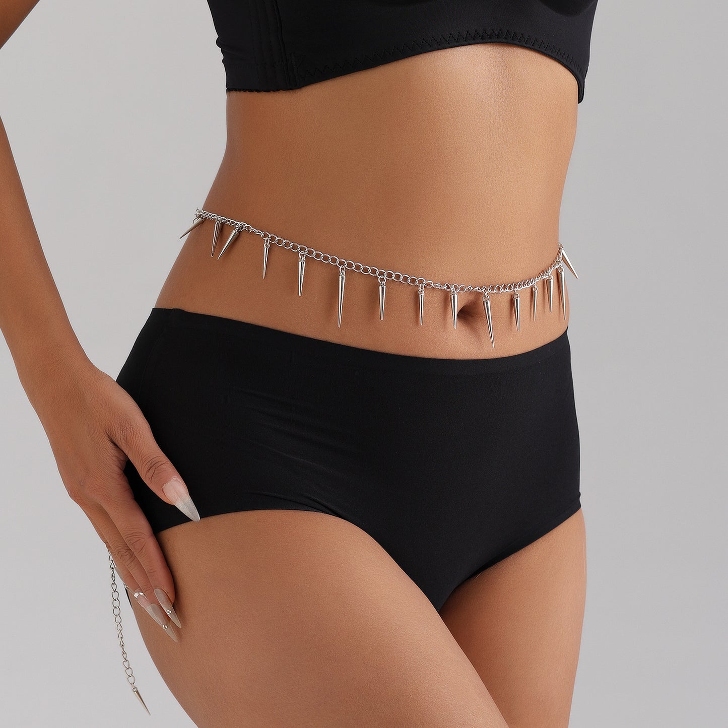 Cadena geométrica de estilo punk con tachuelas para mujer en metal con estética minimalista de lujo